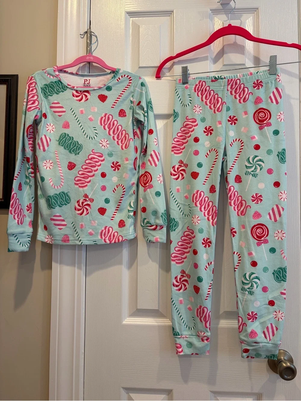 The Children’s Place Mint Candy-Print Pajama Set 🍭🍬🎄